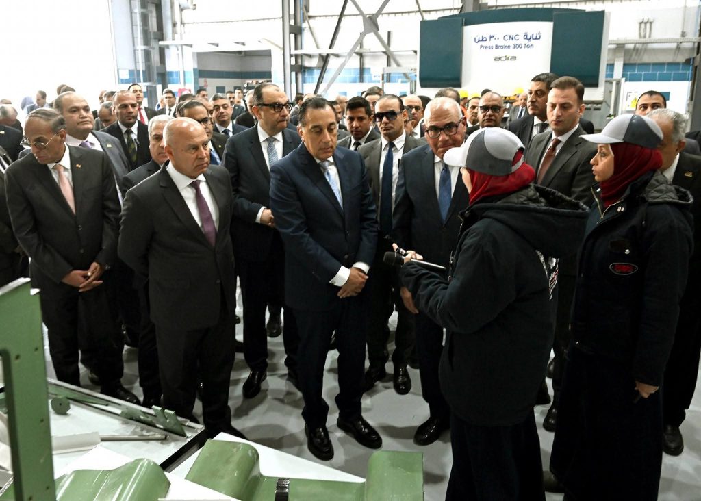 رئيس الوزراء يتفقد مصنع «سيماف» بحلوان ويشيد بتوطين صناعة السكك الحديدية