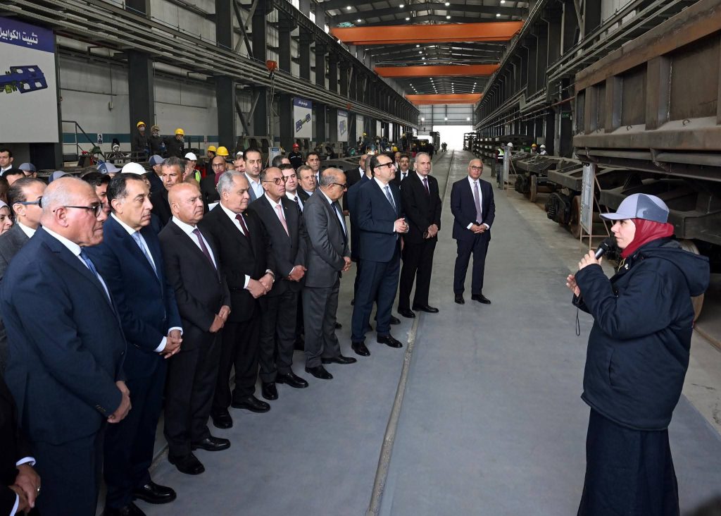 رئيس الوزراء يتفقد مصنع «سيماف» بحلوان ويشيد بتوطين صناعة السكك الحديدية