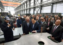 رئيس الوزراء يتفقد مصنع «سيماف» بحلوان ويشيد بتوطين صناعة السكك الحديدية