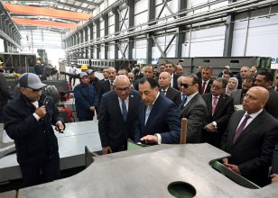 رئيس الوزراء يتفقد مصنع «سيماف» بحلوان ويشيد بتوطين صناعة السكك الحديدية