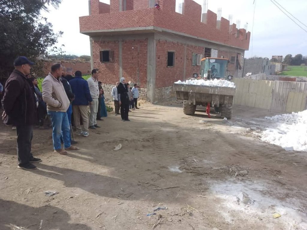 إزالة تشوين مواد بناء خارج الحيز العمراني بالقناطر الخيرية ومصادرة المضبوطات