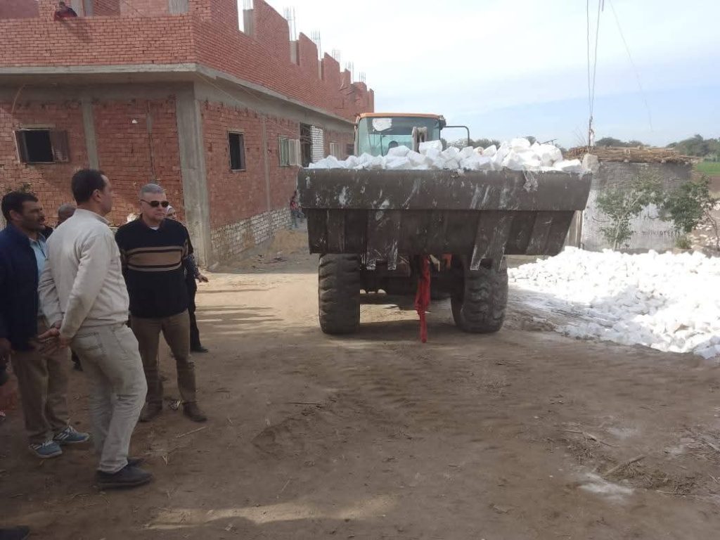 إزالة تشوين مواد بناء خارج الحيز العمراني بالقناطر الخيرية ومصادرة المضبوطات