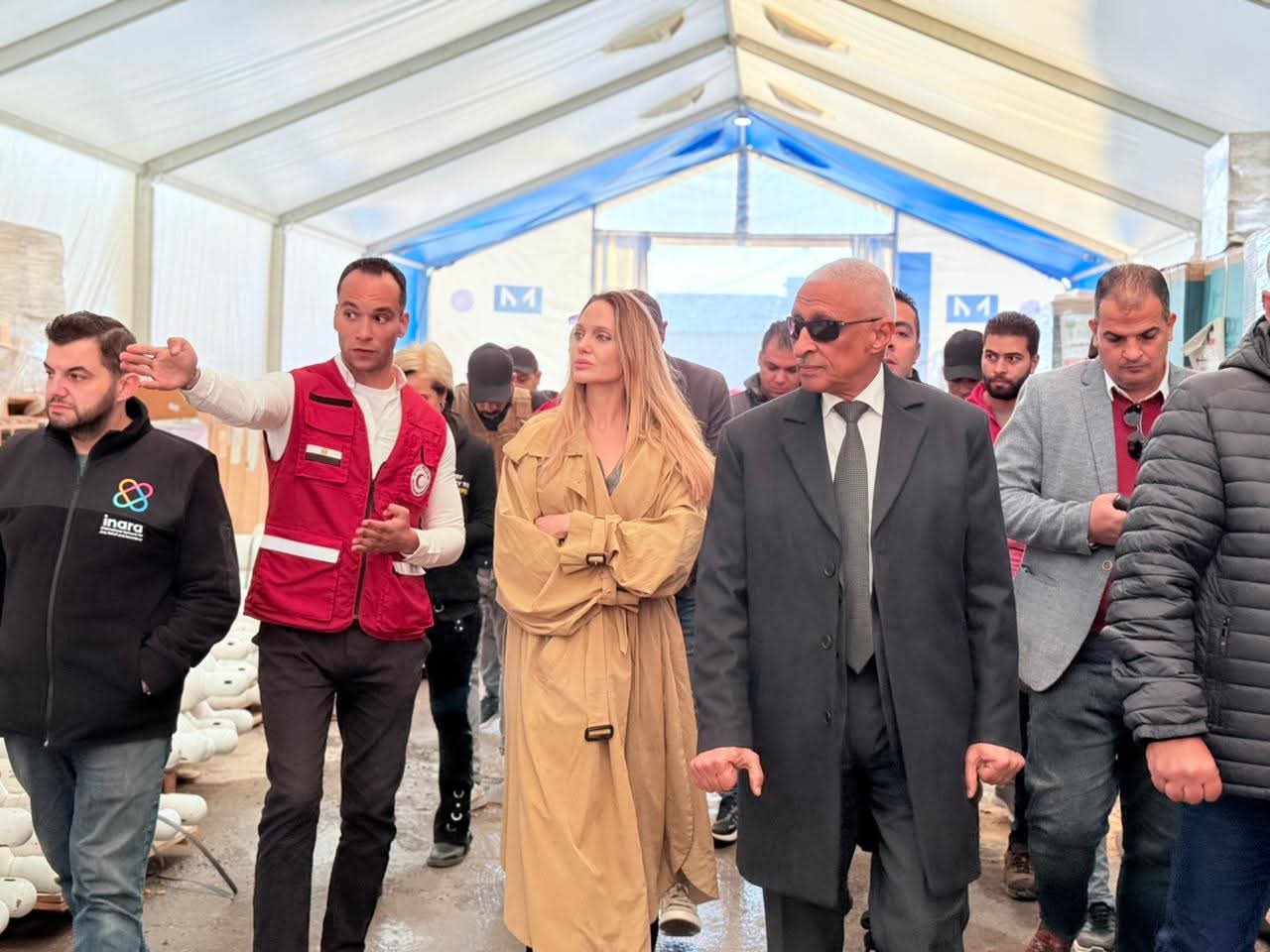 أنجلينا جولي تزور المركز اللوجيستي للهلال الأحمر المصري بالعريش لدعم جهود المساعدات الإنسانية لغزة