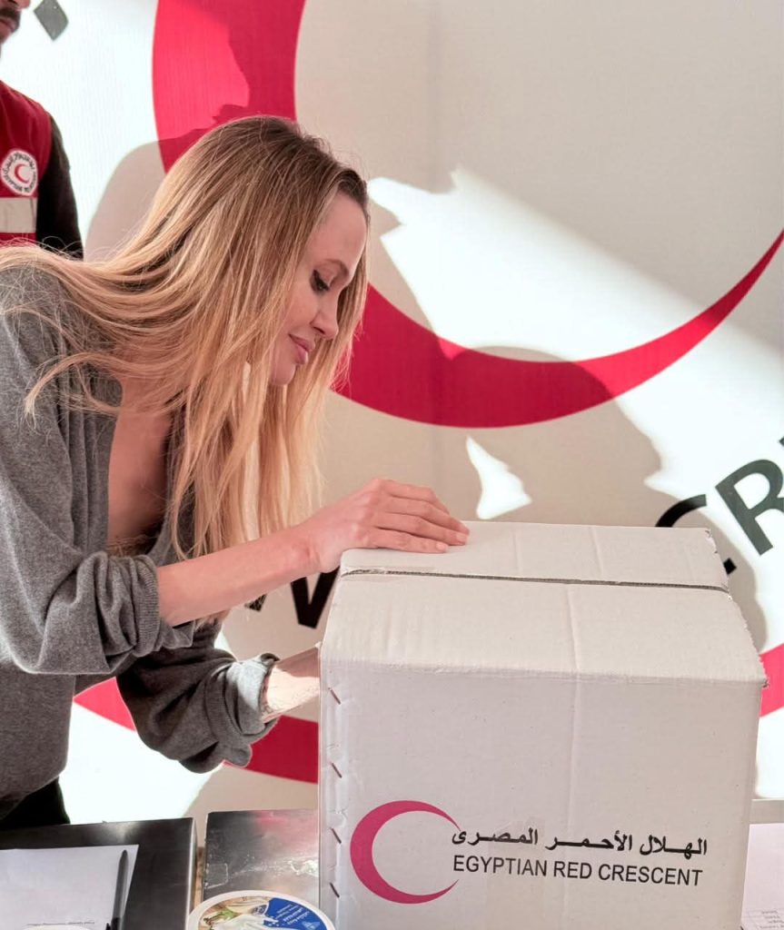 أنجلينا جولي تزور المركز اللوجيستي للهلال الأحمر المصري بالعريش لدعم جهود المساعدات الإنسانية لغزة