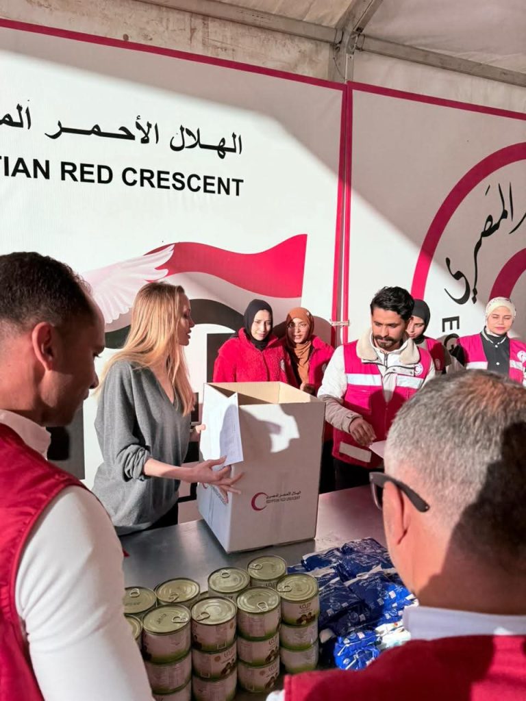 أنجلينا جولي تزور المركز اللوجيستي للهلال الأحمر المصري بالعريش لدعم جهود المساعدات الإنسانية لغزة