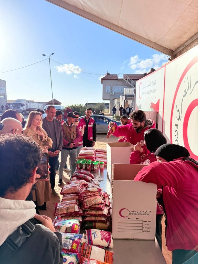 أنجلينا جولي تزور المركز اللوجيستي للهلال الأحمر المصري بالعريش لدعم جهود المساعدات الإنسانية لغزة