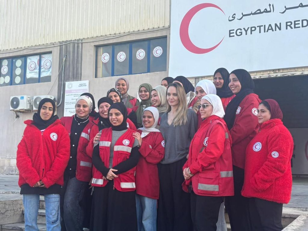 أنجلينا جولي تزور المركز اللوجيستي للهلال الأحمر المصري بالعريش لدعم جهود المساعدات الإنسانية لغزة