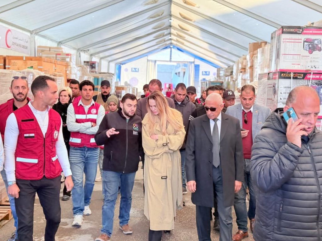 أنجلينا جولي تزور المركز اللوجيستي للهلال الأحمر المصري بالعريش لدعم جهود المساعدات الإنسانية لغزة