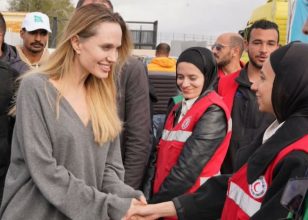 الهلال الأحمر المصري يستقبل النجمة العالمية أنجلينا جولي لدعم جهود غزة
