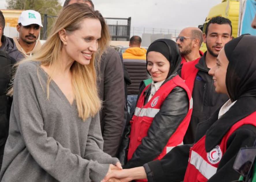 الهلال الأحمر المصري يستقبل النجمة العالمية أنجلينا جولي لدعم جهود غزة