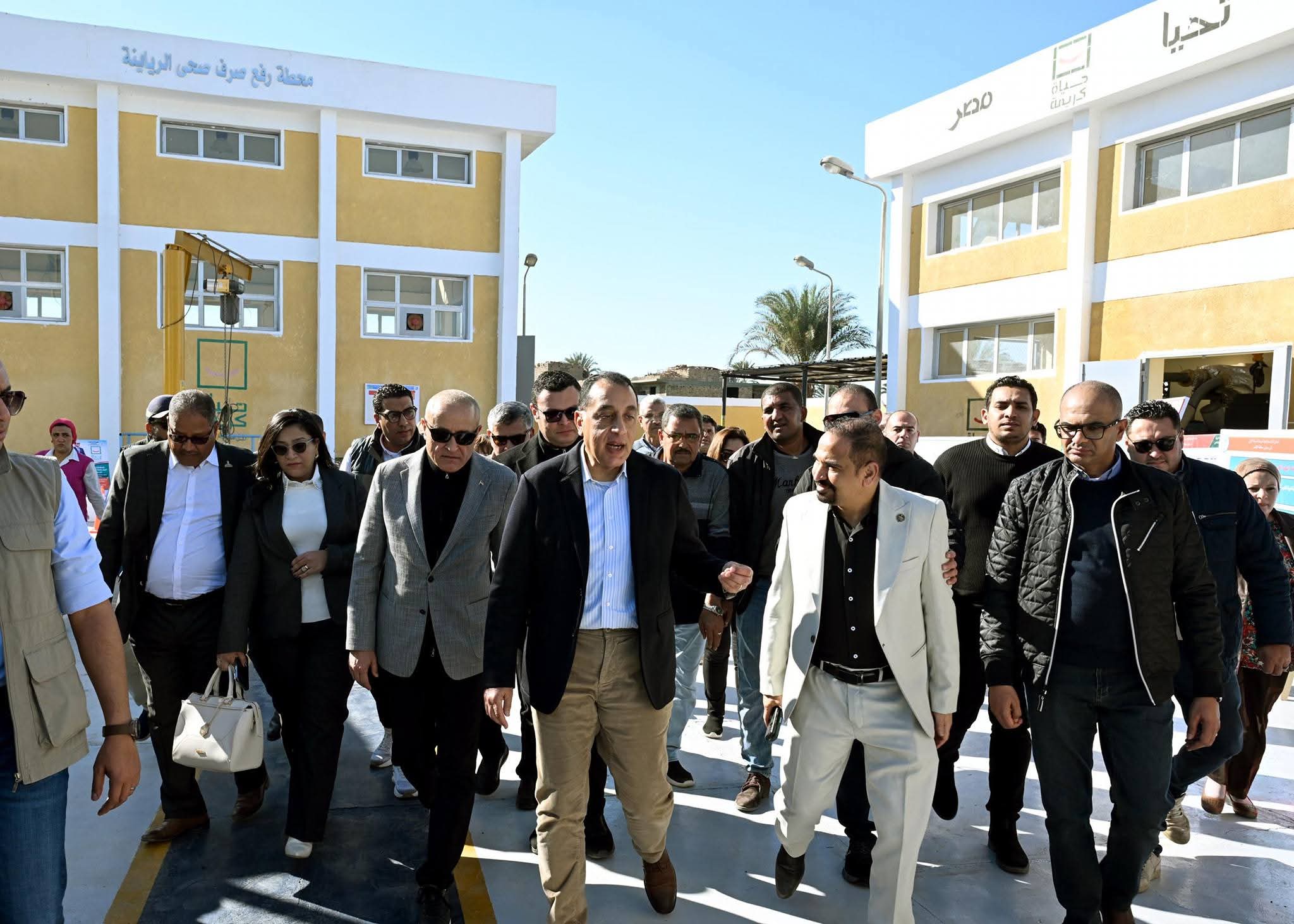 رئيس الوزراء يتفقد محطة رفع صرف صحي «الرياينة» ضمن مشروعات «حياة كريمة» بأرمنت