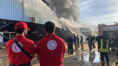 الهلال الأحمر المصري يساند الحماية المدنية في حريق مصنع بلاستيك بأكتوبر