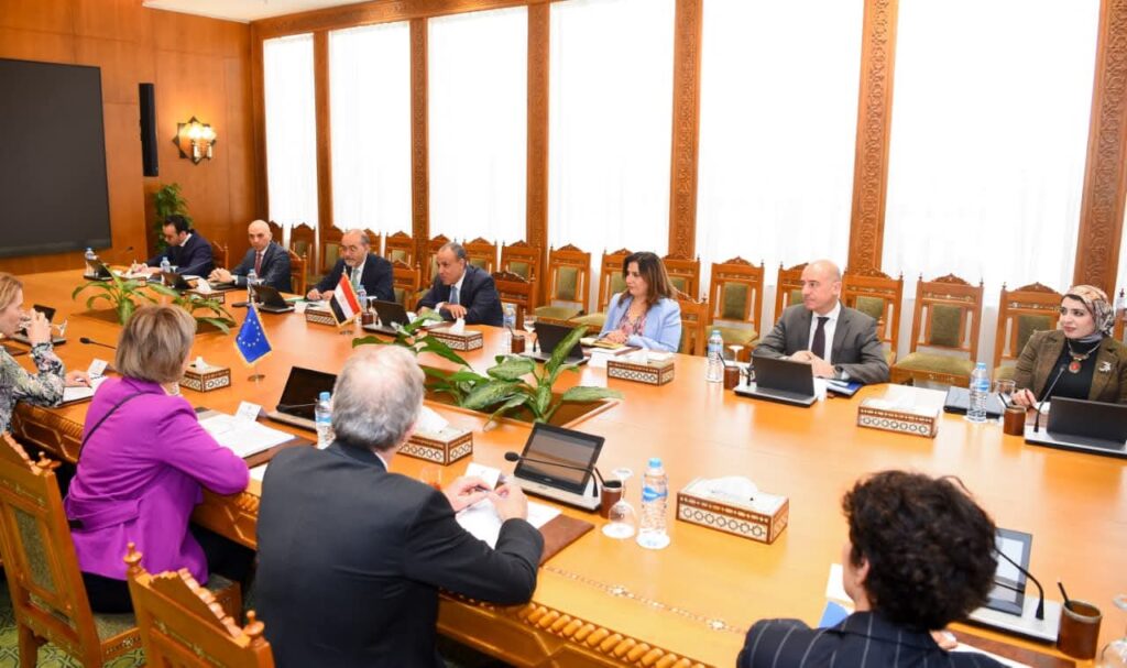 وزير الخارجية يبحث مع الاتحاد الأوروبي التعاون الثنائي والأوضاع الإقليمية