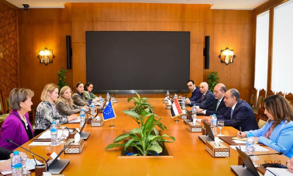 وزير الخارجية يبحث مع الاتحاد الأوروبي التعاون الثنائي والأوضاع الإقليمية