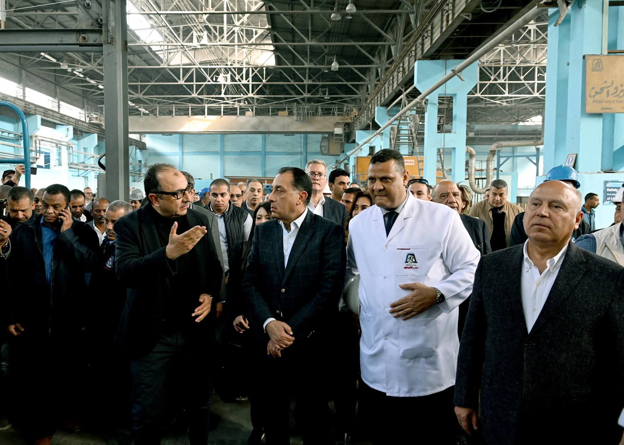 رئيس الوزراء يتفقد خط إنتاج سلك الألومنيوم الجديد بمصر للألومنيوم بطاقة 60 ألف طن سنويًا بنجع حمادي