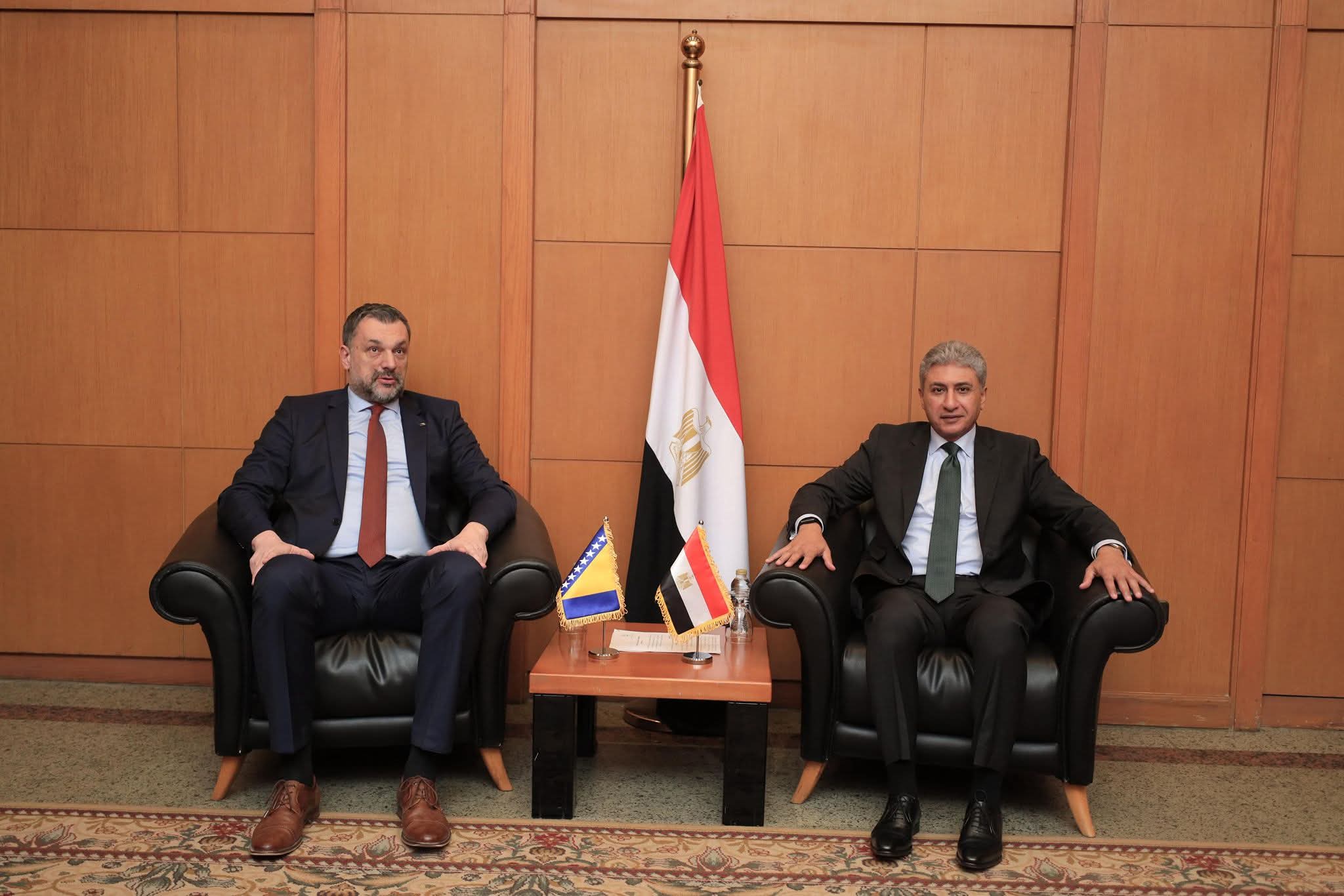 وزير السياحة والآثار يلتقي وزير خارجية البوسنة والهرسك لتعزيز التعاون السياحي والأثري