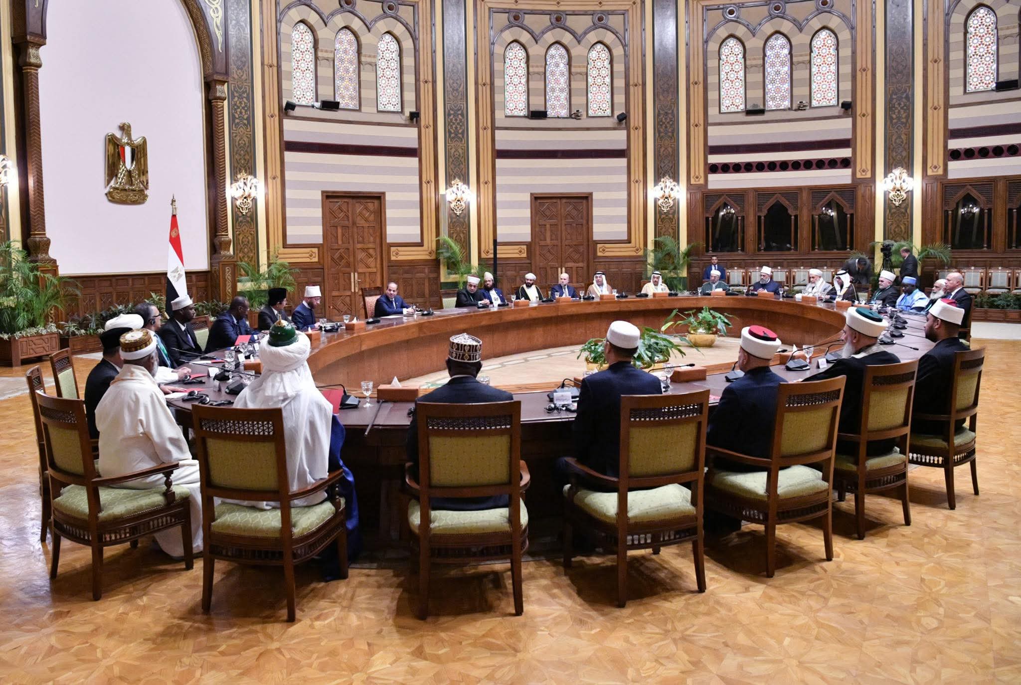 السيسي يستقبل العلماء ورؤساء المؤسسات الإسلامية في مصر.. استراتيجية وطنية لمواجهة التطرف وبناء الإنسان والرقمنة في خدمة الدعوة