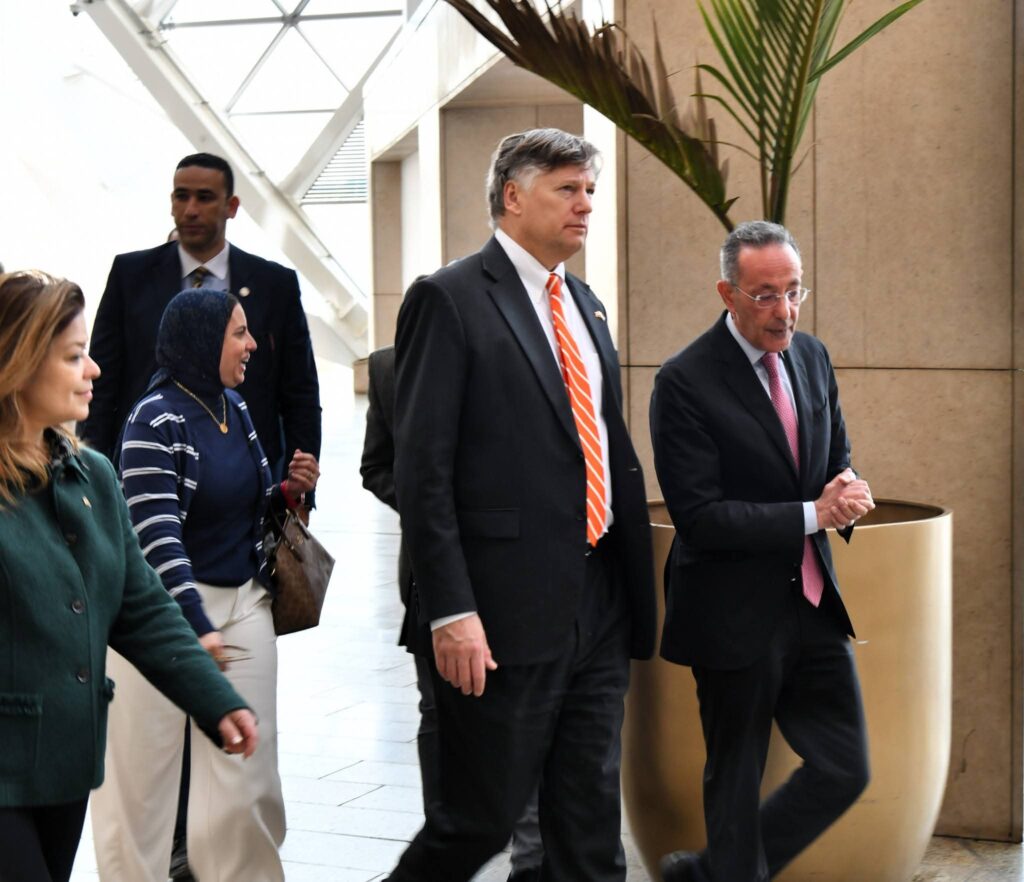 نائب وزير الخارجية الأمريكي ونائب وزير خارجية طاجيكستان يزوران المتحف المصري الكبير