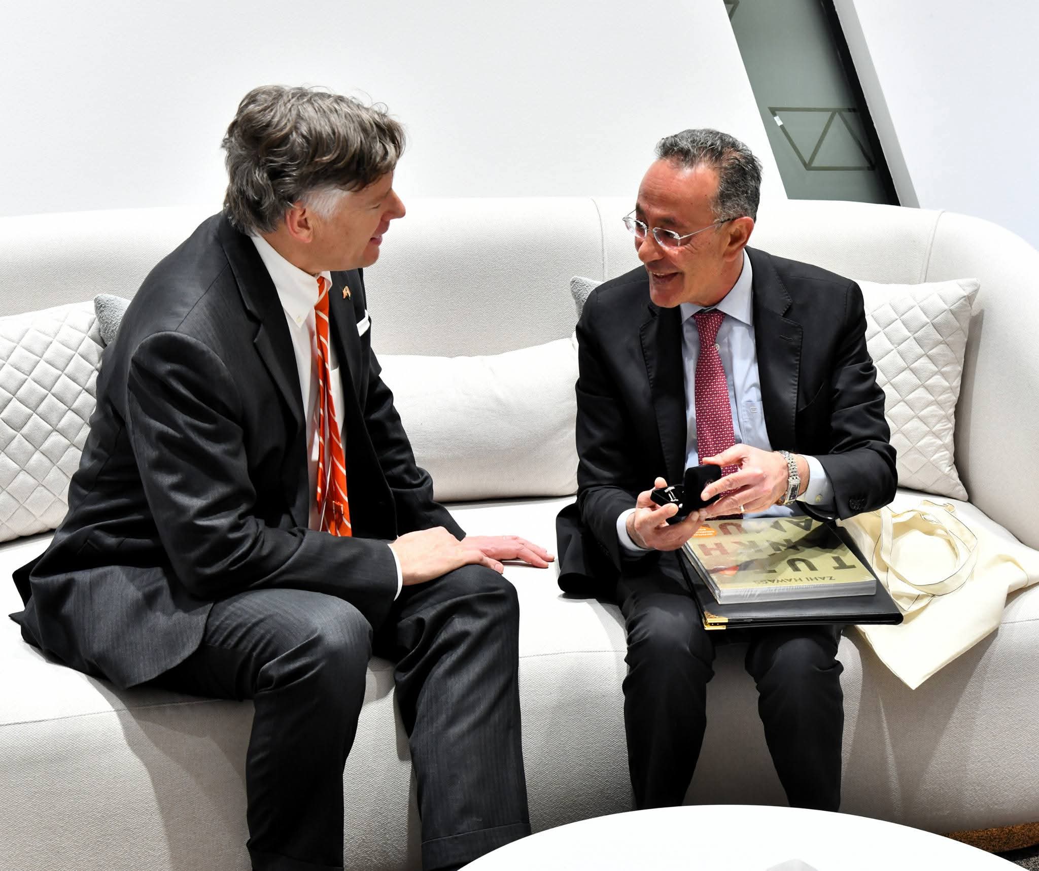 نائب وزير الخارجية الأمريكي ونائب وزير خارجية طاجيكستان يزوران المتحف المصري الكبير