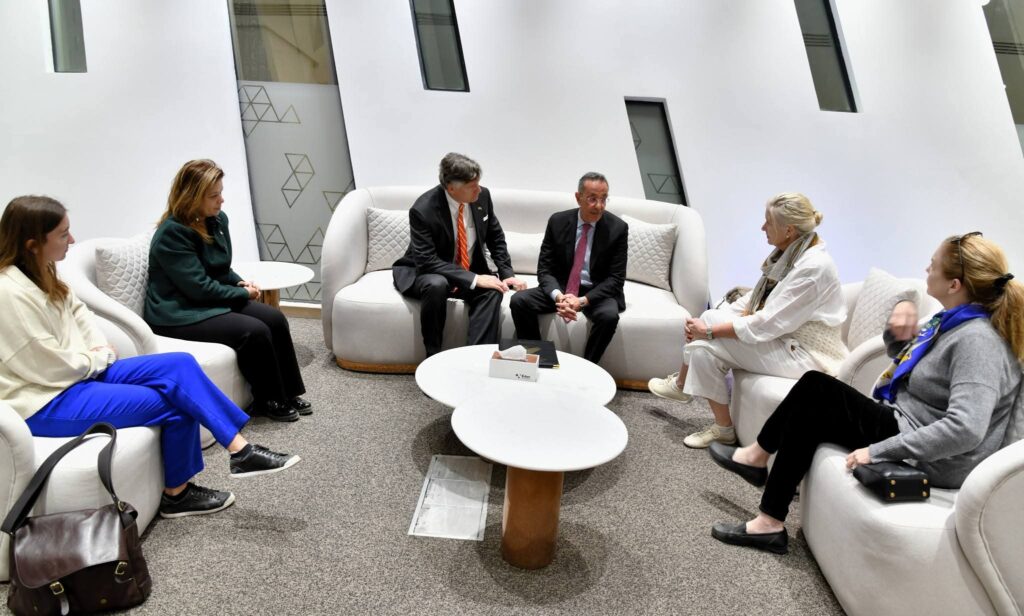 نائب وزير الخارجية الأمريكي ونائب وزير خارجية طاجيكستان يزوران المتحف المصري الكبير