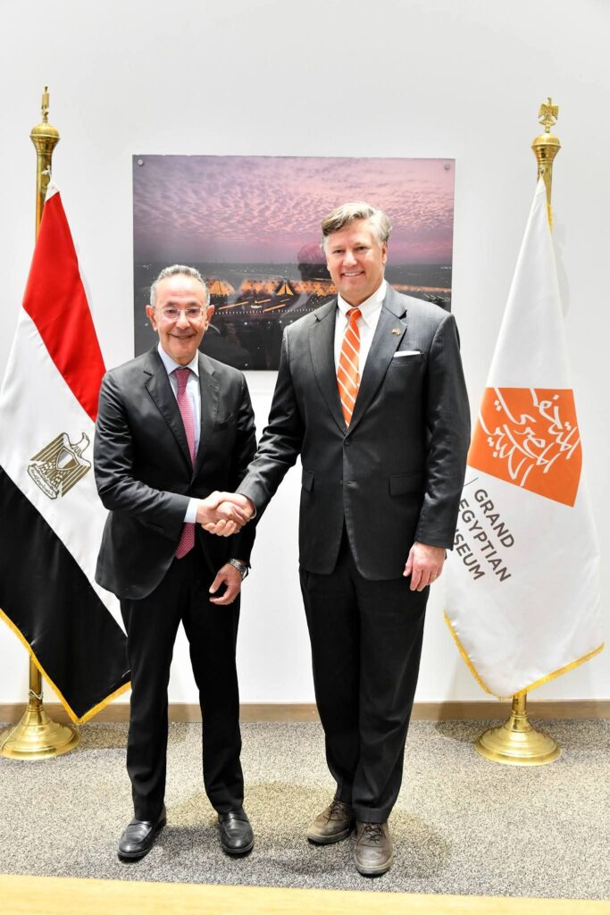نائب وزير الخارجية الأمريكي ونائب وزير خارجية طاجيكستان يزوران المتحف المصري الكبير