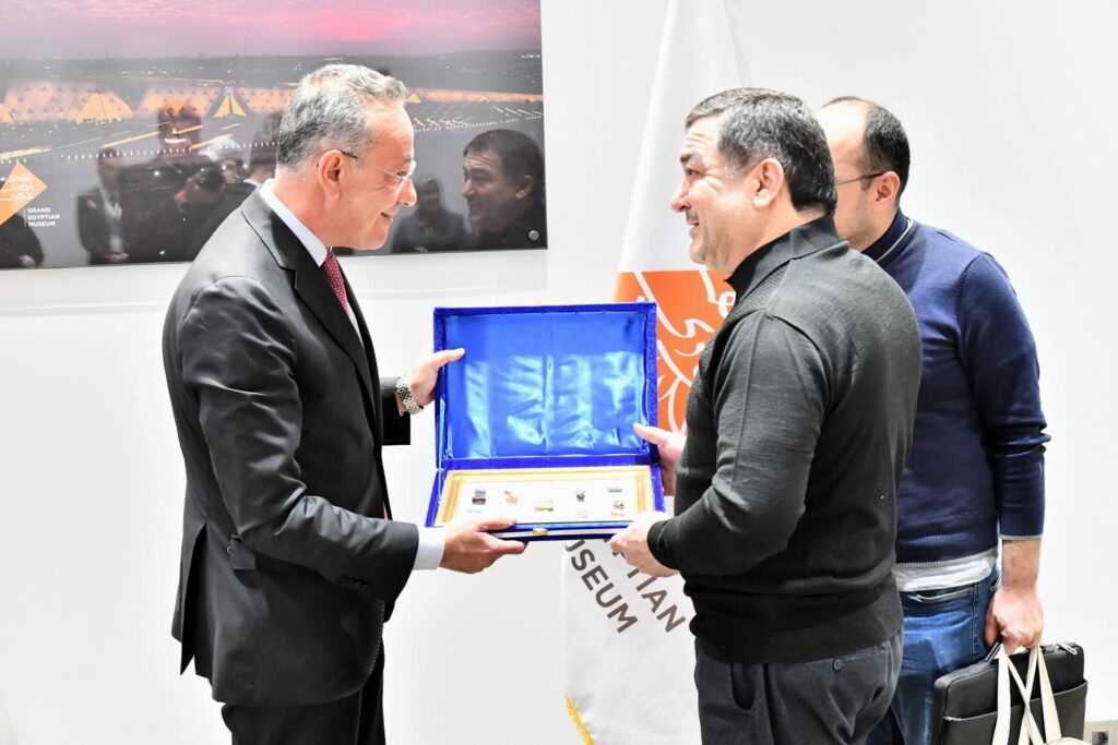 نائب وزير الخارجية الأمريكي ونائب وزير خارجية طاجيكستان يزوران المتحف المصري الكبير