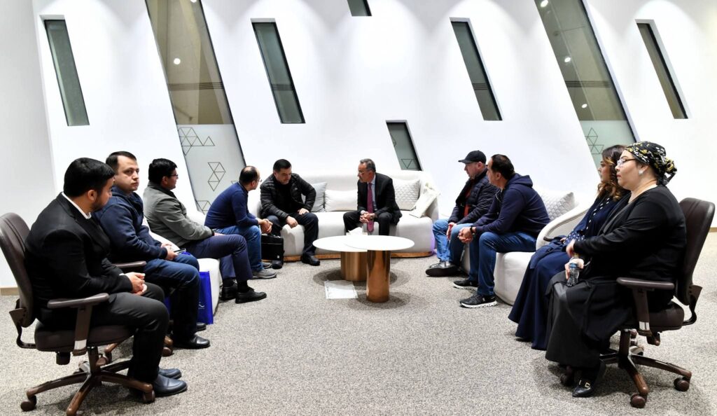 نائب وزير الخارجية الأمريكي ونائب وزير خارجية طاجيكستان يزوران المتحف المصري الكبير