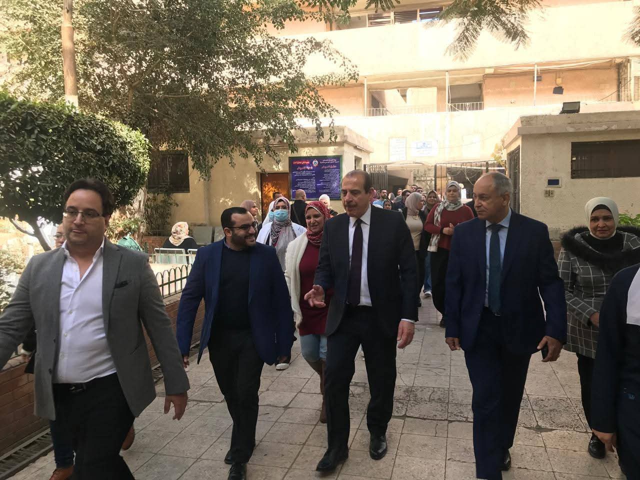 نائب وزير الصحة يضع خطة عاجلة لتنظيم عيادات التأمين الصحي بالجيزة