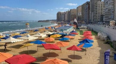 الإسكندرية تتحول إلى قبلة الزوار في الشتاء.. شواطئ مزدحمة ومناخ دافئ يجذب الأسر والعائلات خلال أجازة نصف العام