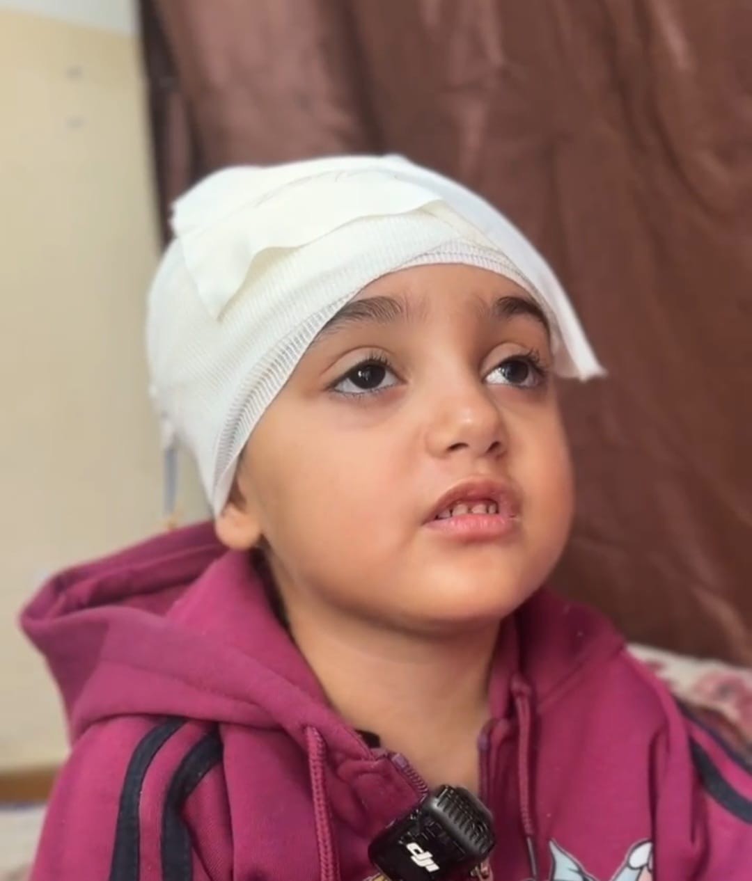 الطفلة سارة موسى: رحلة ألم وخوف بعد إصابة برصاصة في غزة إلى العلاج الخارجي 1 الطفلة سارة موسى: رحلة ألم وخوف بعد إصابة برصاصة في غزة إلى العلاج الخارجي