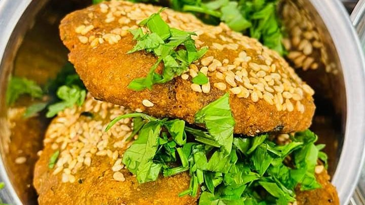 طريقة عمل طعمية البطاطس بالكزبرة والسمسم