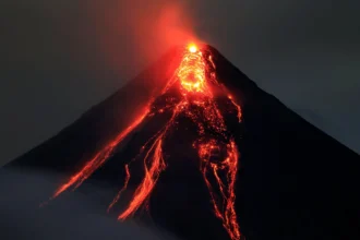سلطات الفلبين تحذر الطيارين من التحليق قرب بركان "مايون" بسبب الرماد البركاني
