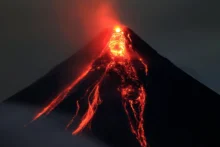 المعهد الفلبيني لعلم البراكين يحذر: ابتعدوا عن بركان مايون وسط تدفقات حمم غير مسبوقة