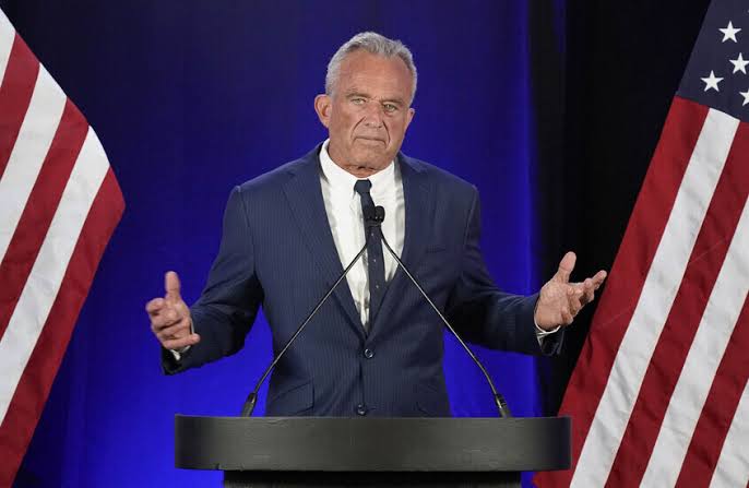 وزير الصحة الأمريكي يروّج لعودة الحليب كامل الدسم بفيديو طريف بالذكاء الاصطناعي