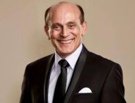 محمد صبحي يتعرض لأزمة قلبية مفاجئة وحالته تتحسن في المستشفى