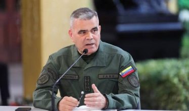 وزير الدفاع الفنزويلي يطالب بالإفراج الفوري عن مادورو بعد اعتقاله في هجوم أمريكي واسع