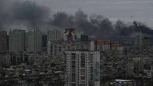 رئيس بلدية كييف يحث السكان على مغادرة العاصمة بعد انقطاع التدفئة عن 6 آلاف مبنى بسبب الغارات الروسية.