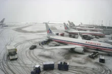 عاصفة شتوية قوية تضرب الولايات المتحدة: آلاف الرحلات الجوية الملغاة وانقطاع الكهرباء