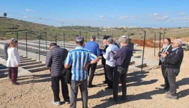 قوات الاحتلال الإسرائيلي تدفن الموتى في مقبرة استعمارية بسلفيت