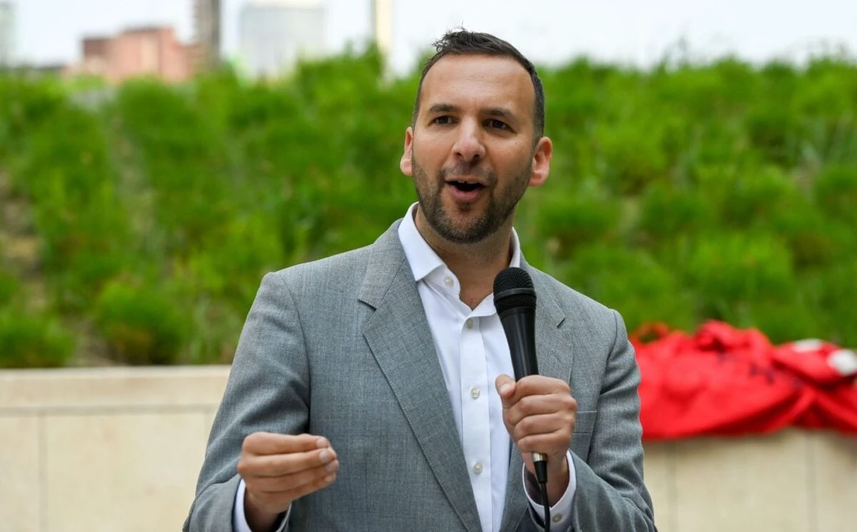 زعيم حزب الخضر البريطاني يدعو لطرد الولايات المتحدة من قواعدها في بريطانيا