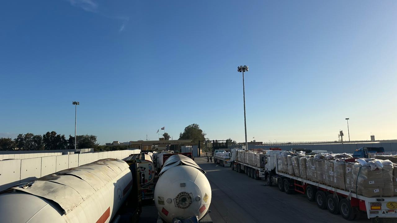 الهلال الأحمر المصري يطلق القافلة 127 من «زاد العزة» محمّلة بـ6 آلاف طن مساعدات إلى غزة