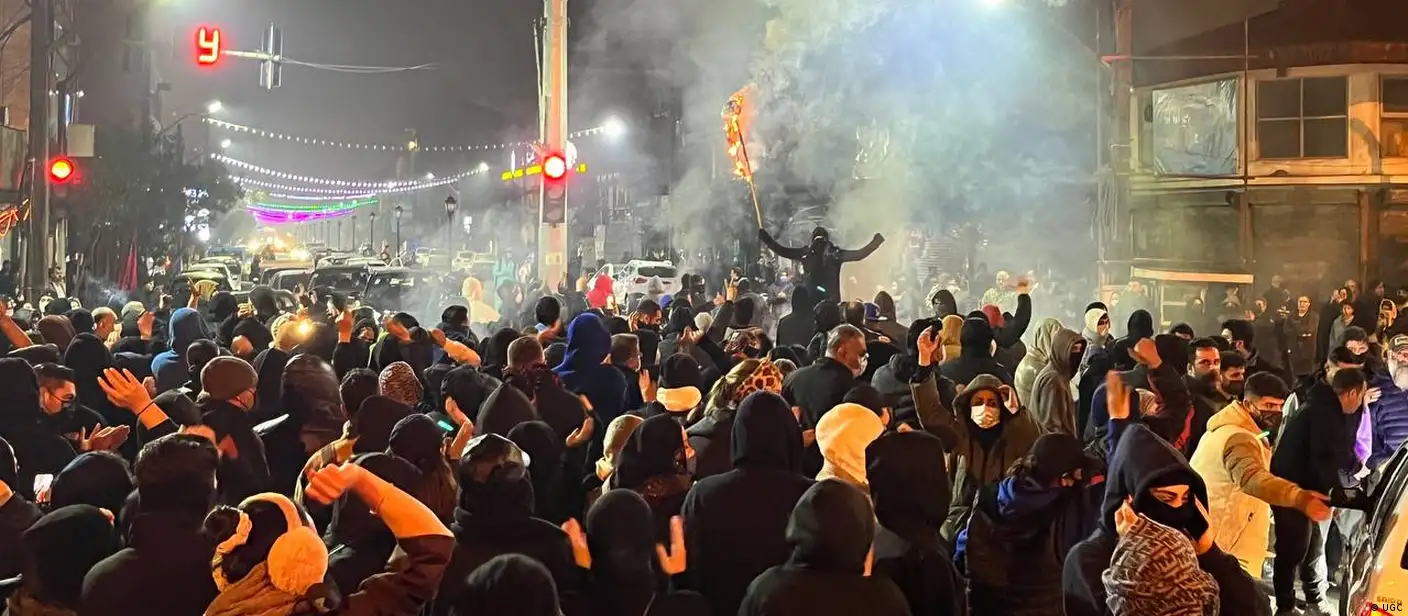 إنترنت للصفوة فقط.. طهران تخطط لعزل الإيرانيين عن العالم وتحويل الشبكة الدولية إلى "امتياز حكومي" بعد عام 2026