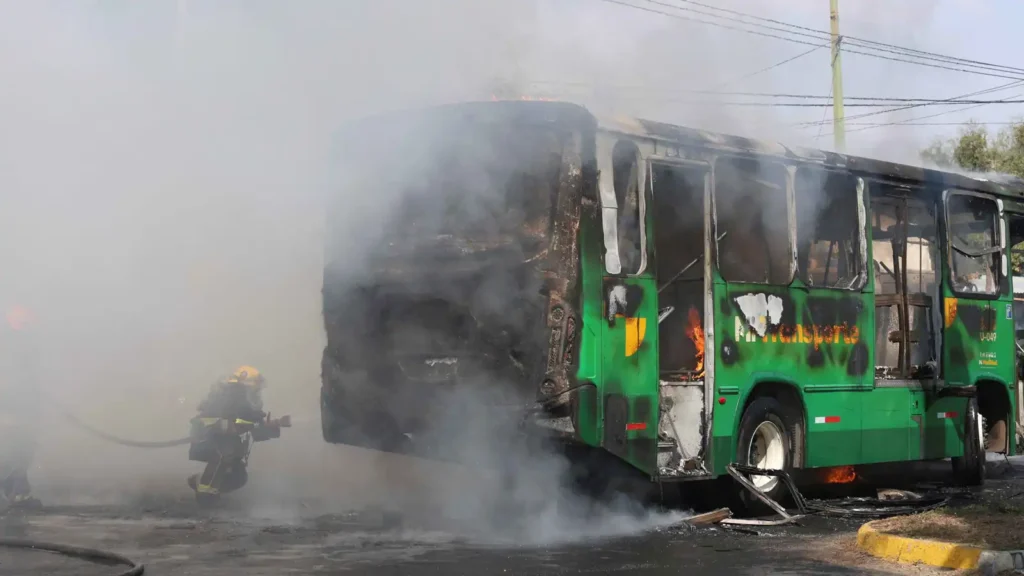 المكسيك تشتعل بعد مقتل أخطر زعيم عصابة لترويج المخدرات في العالم .. أنصار إل مينتشو يحرقون المدن ويشلون حركة الدولة 3 المكسيك تشتعل بعد مقتل أخطر زعيم عصابة لترويج المخدرات في العالم .. أنصار إل مينتشو يحرقون المدن ويشلون حركة الدولة