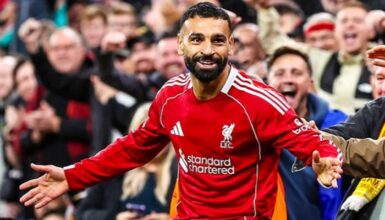 صلاح يصنع التاريخ: تمريرة حاسمة تُكمل ثلاثية ليفربول أمام نيوكاسل