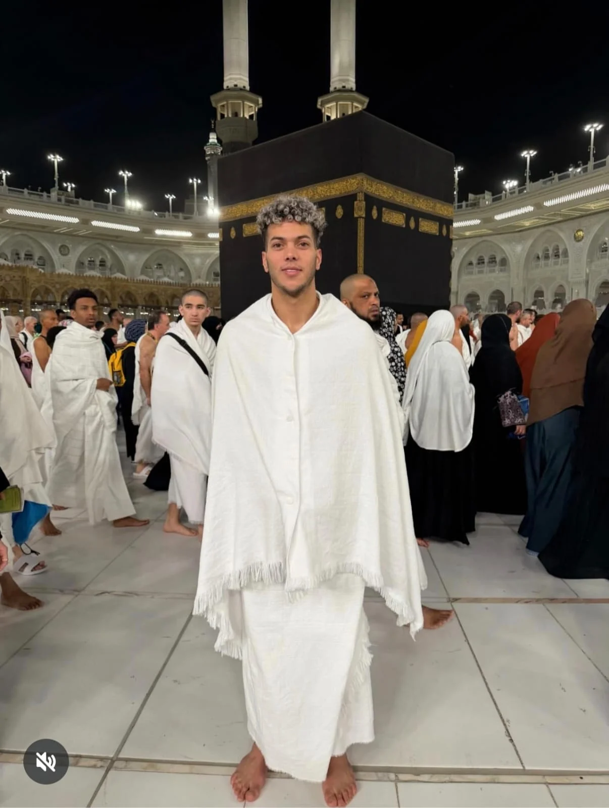 إمام عاشور ينشر صورته أمام الكعبة ويعلق: "الحمد لله"