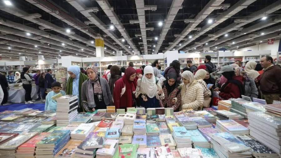 معرض القاهرة الدولي للكتاب في دورته الـ57 يحقق أرقامًا قياسية.. ملايين الزوار وتضاعف مبيعات الناشرين العرب رغم ارتفاع الأسعار