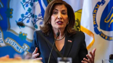 حاكمة نيويورك تطالب بإعادة 13.5 مليار دولار رسوم جمركية بعد حكم المحكمة العليا