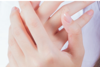 وصفات طبيعية لتفتيح اليدين والقدمين