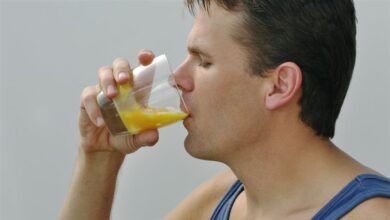 تناول البيض النيئ خطر يهدد الصحة.. تحذير طبي من التسمم والسالمونيلا