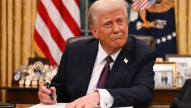 ترامب يعلن بدء تدفق النفط الفنزويلي بعد تخفيف العقوبات الأمريكية